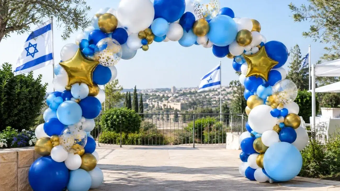 קשת בלונים בכחול, לבן וזהב בכניסה לאירוע בחוץ